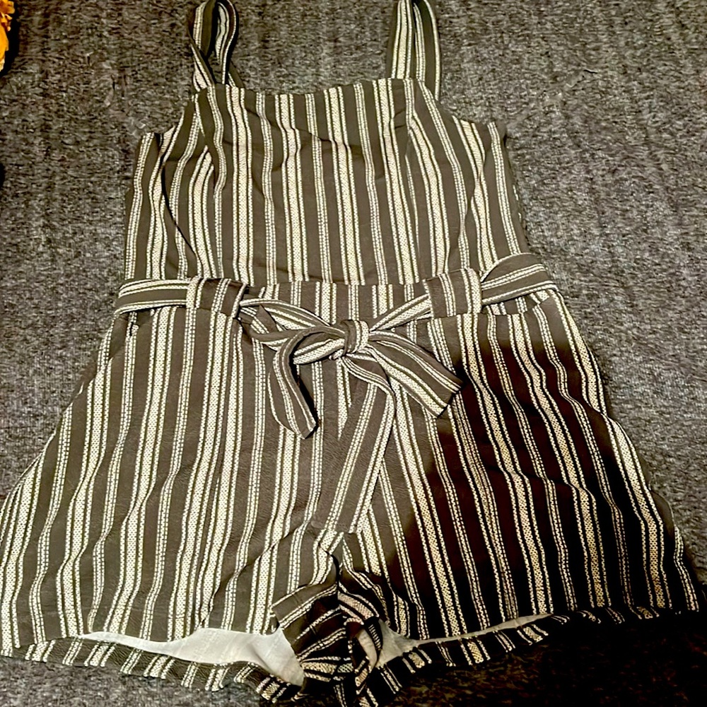 Army green and white tank top shirt and shorts XL15-17